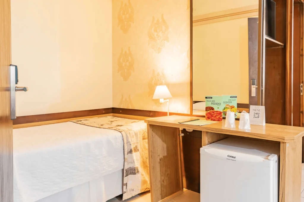 Apartamento Luxo Triplo com cama de casal e cama de solteiro, ambiente iluminado e aconchegante no Hotel Colonial Iguaçu, perfeito para três pessoas.
