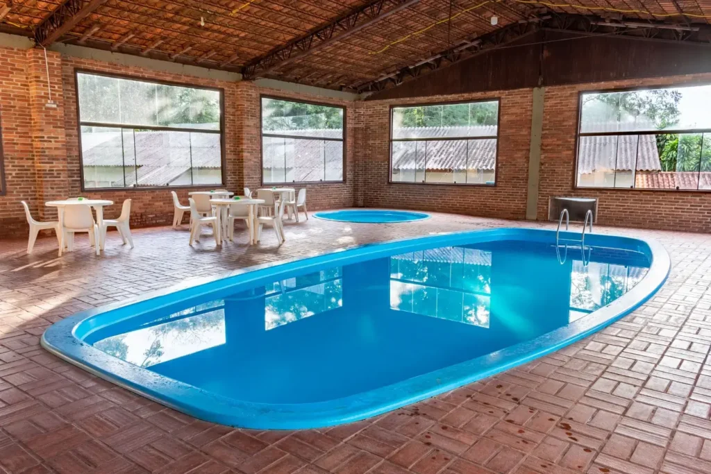 Piscina aquecida coberta no Hotel Colonial