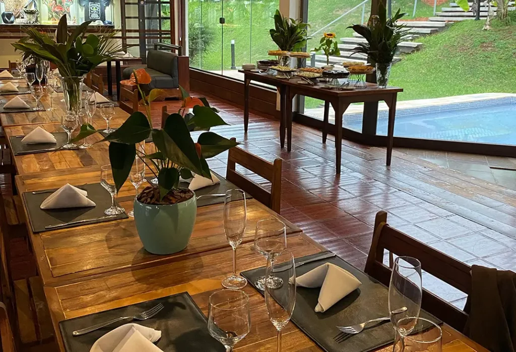 Mesa de café da manhã colonial no Hotel Colonial Iguaçu