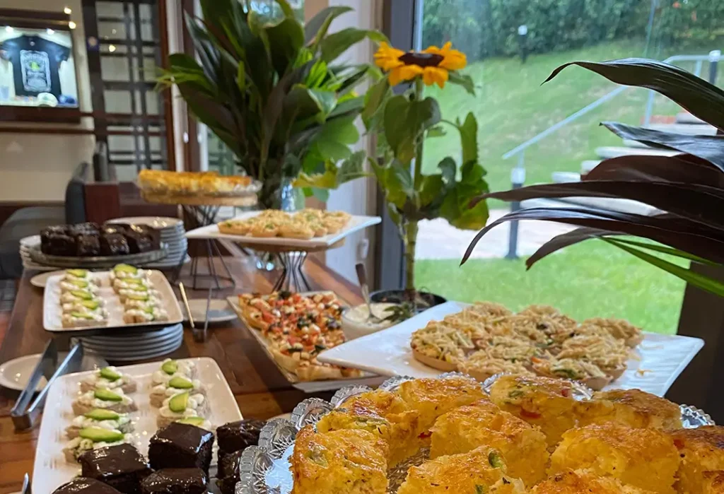 Mesa de doces e bolos no café da manhã do Hotel Colonial Iguaçu