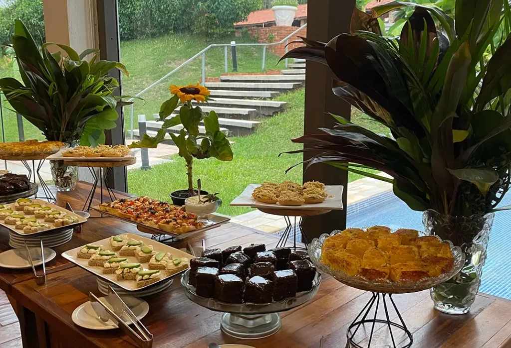 Buffet de café da manhã com variedade de frutas, pães e bolos no Hotel Colonial Iguaçu