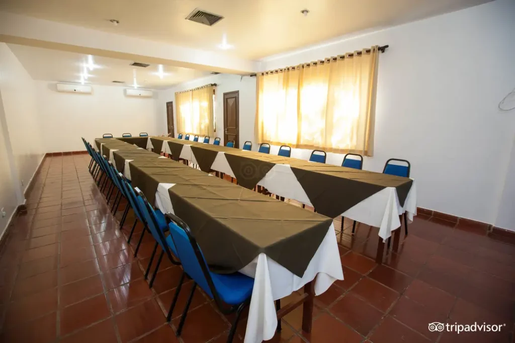Sala para reuniões no formato em U no Hotel Colonial Iguaçu