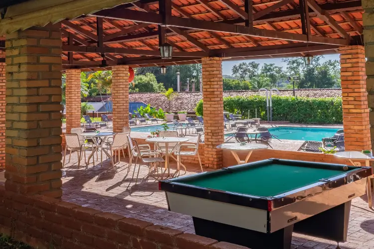 ala de jogos com mesa de bilhar e vista para a área verde no Hotel Colonial Iguaçu