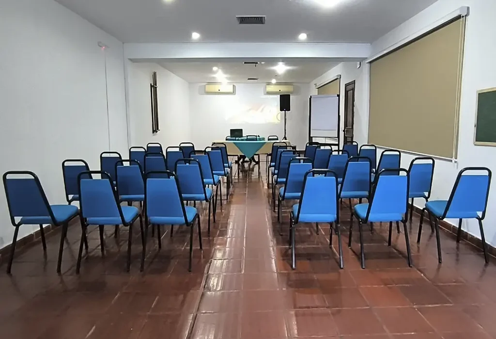 Sala de eventos média no Hotel Colonial Iguaçu, ideal para reuniões corporativas