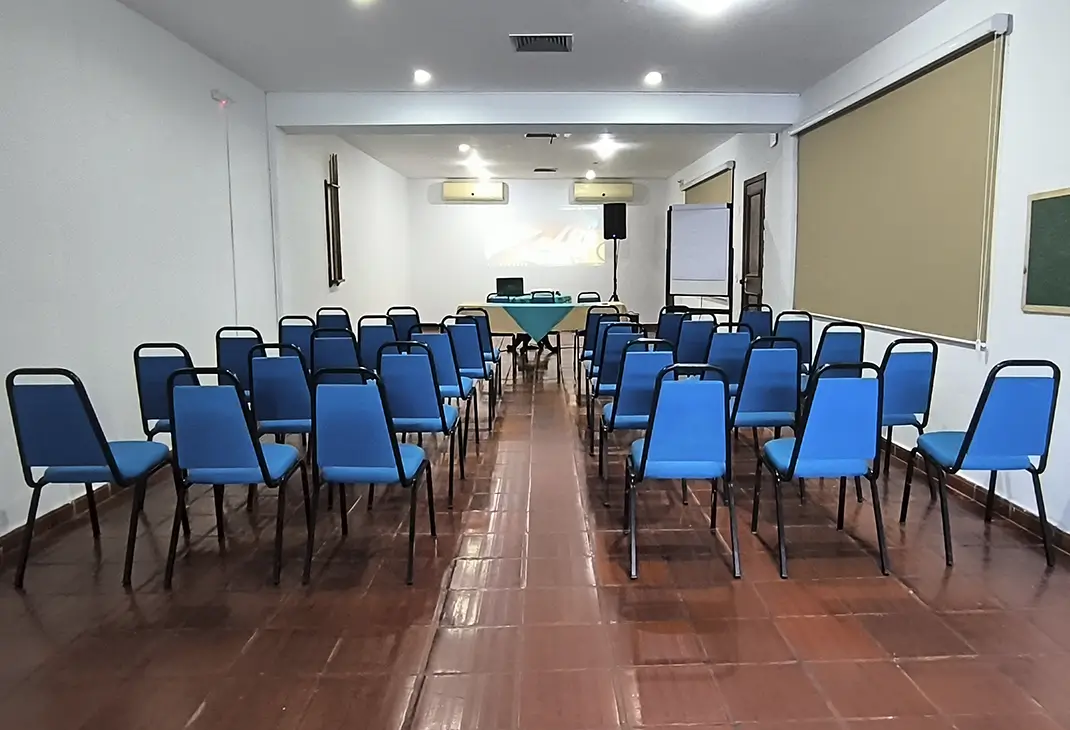 Sala de eventos média no Hotel Colonial Iguaçu, ideal para reuniões corporativas