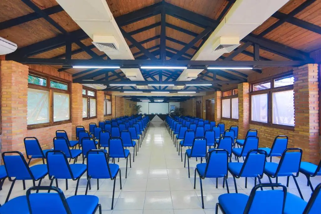 Sala ampla para eventos corporativos no Hotel Colonial Iguaçu, com capacidade para até 180 pessoas