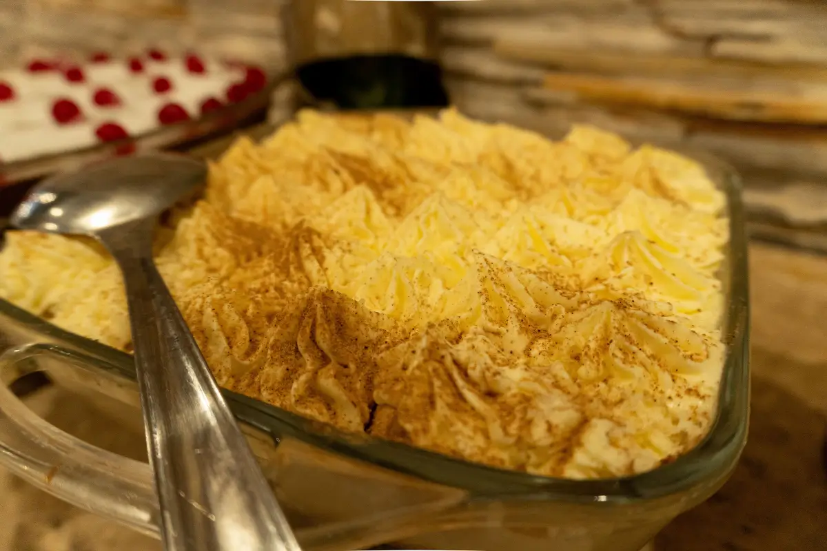 Sobremesa cremosa polvilhada com canela, especialidade da confeitaria artesanal do hotel.