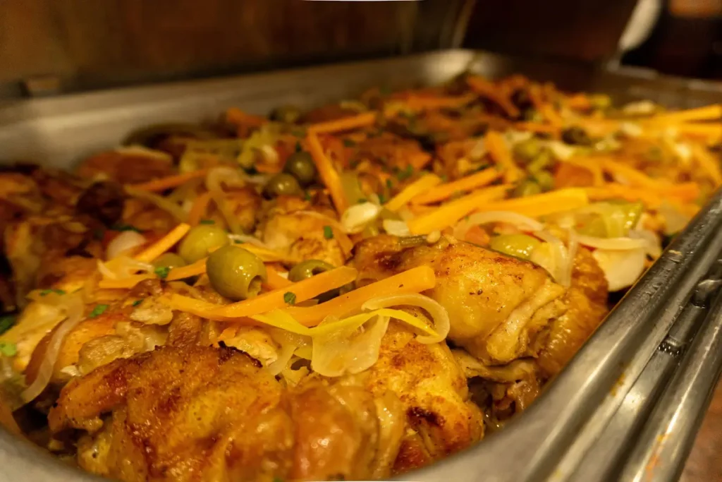 Prato quente de frango ensopado com legumes e azeitonas, típico da culinária caseira do Hotel Colonial Iguaçu.