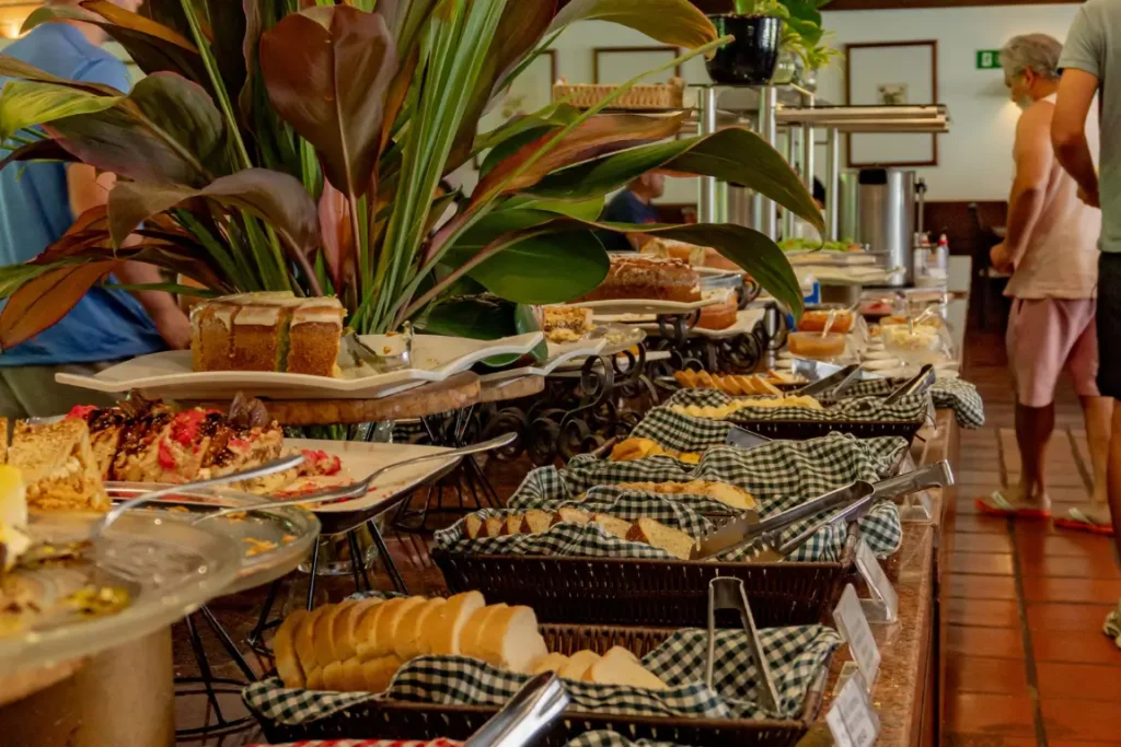 Buffet de café da manhã do Hotel Colonial Iguaçu com pães, bolos e opções variadas