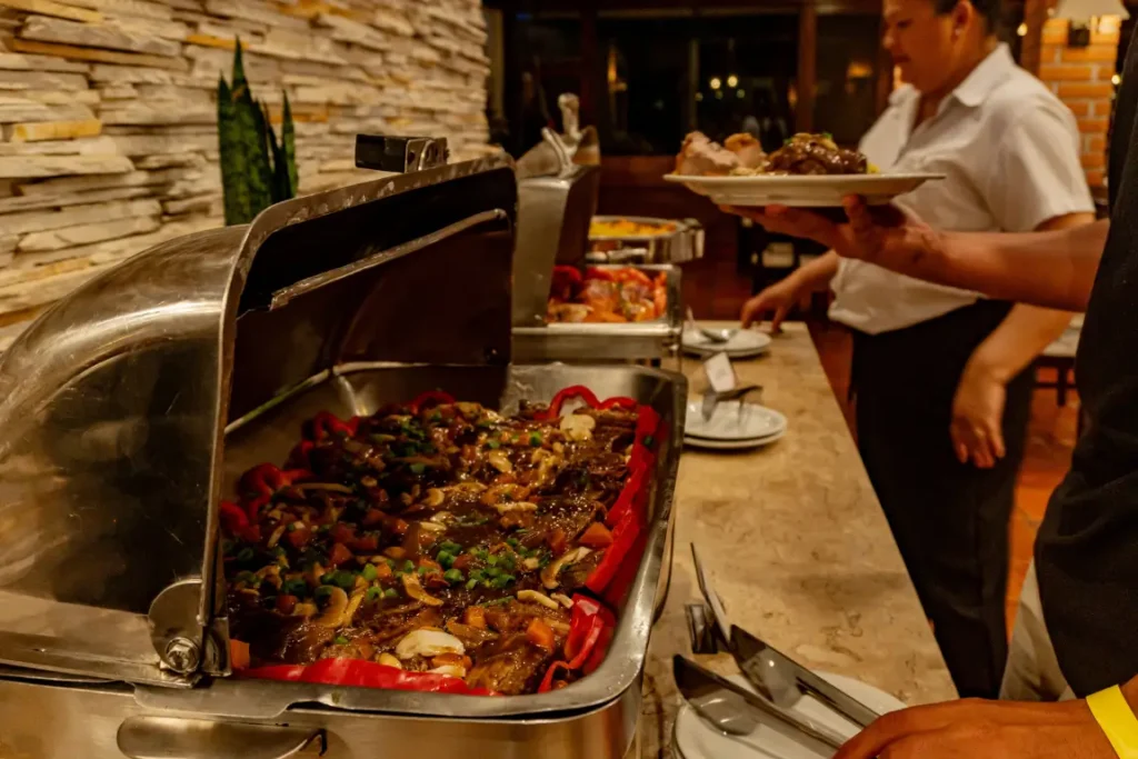 Buffet quente do restaurante do Hotel Colonial Iguaçu com pratos principais