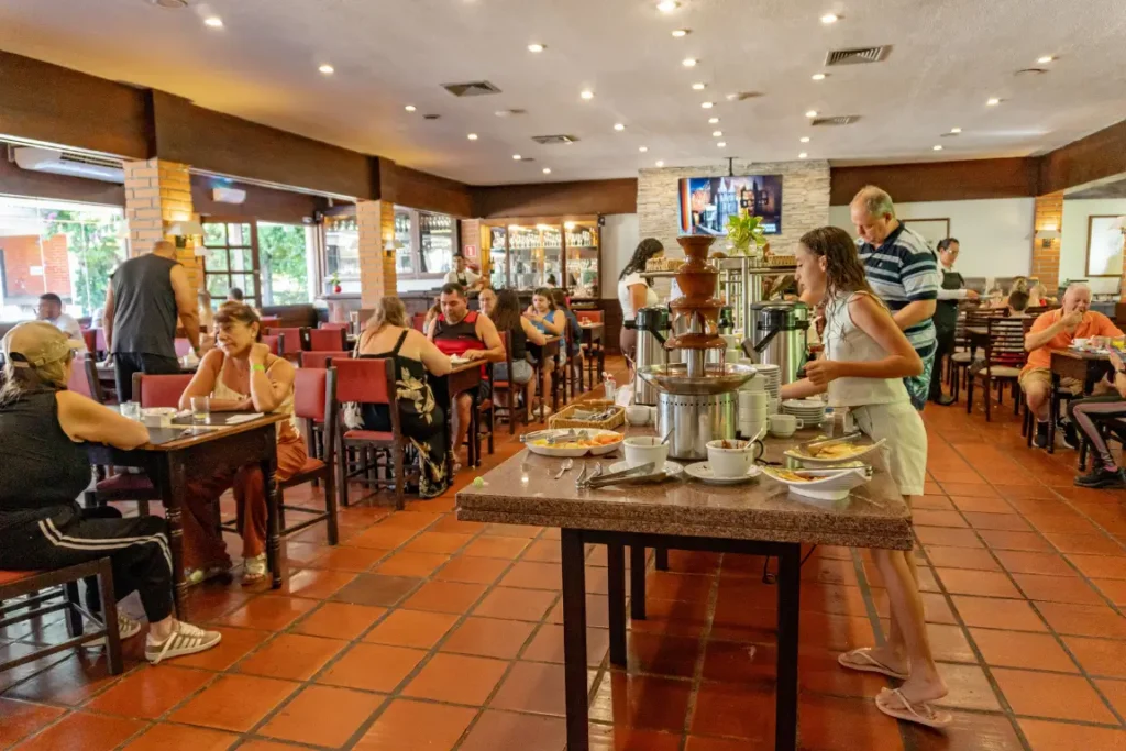 Café da manhã no Hotel Colonial Iguaçu com buffet completo e salão do restaurante