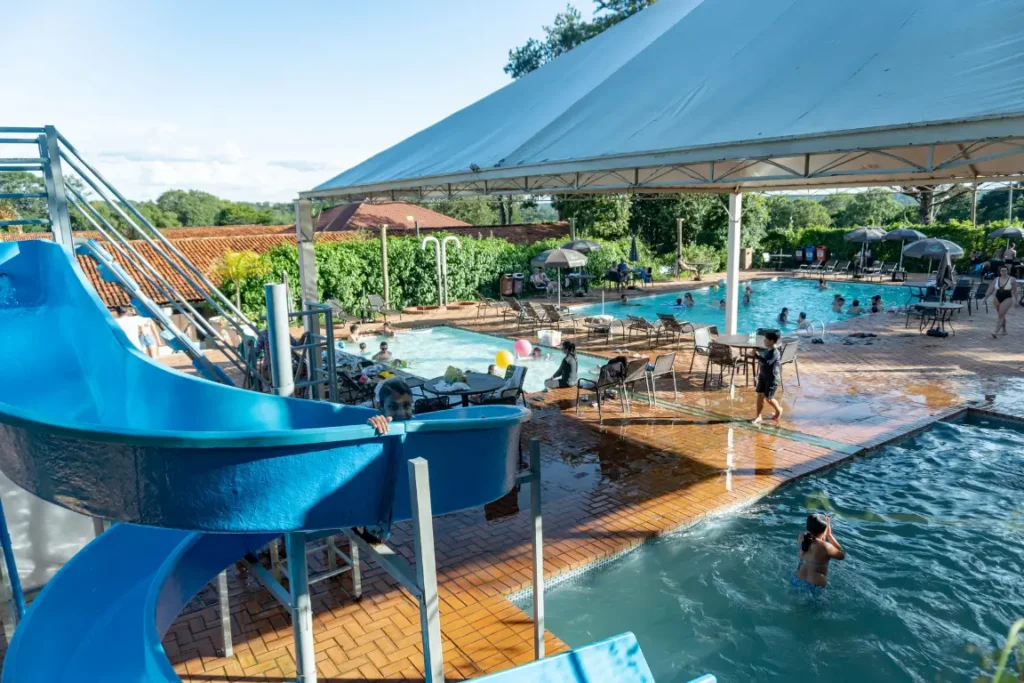 Complexo de piscinas do Hotel Colonial Iguaçu com áreas coberta e externa