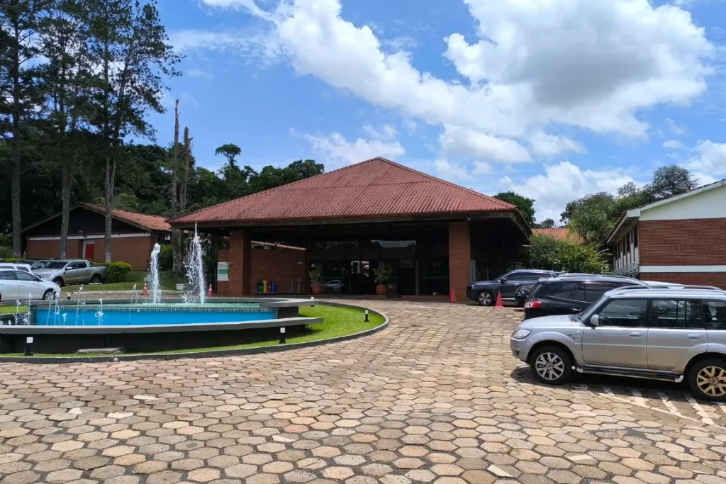 Entrada principal do Hotel Colonial Iguaçu com fonte decorativa e estacionamento
