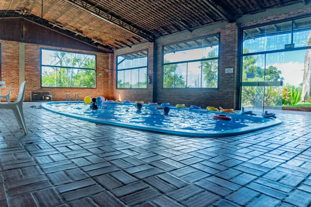 Recreação infantil na piscina coberta do Hotel Colonial Iguaçu