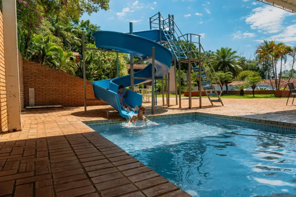 Piscina infantil do Hotel Colonial Iguaçu com toboágua para crianças