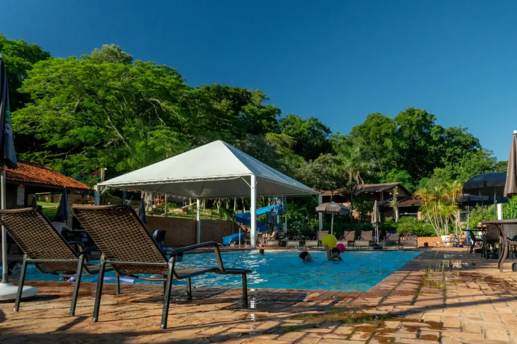 Piscina principal do Hotel Colonial Iguaçu com área de lazer e contato com a natureza