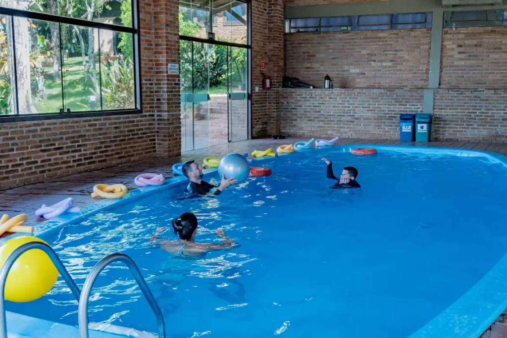 Piscina aquecida do Hotel Colonial Iguaçu com famílias e crianças