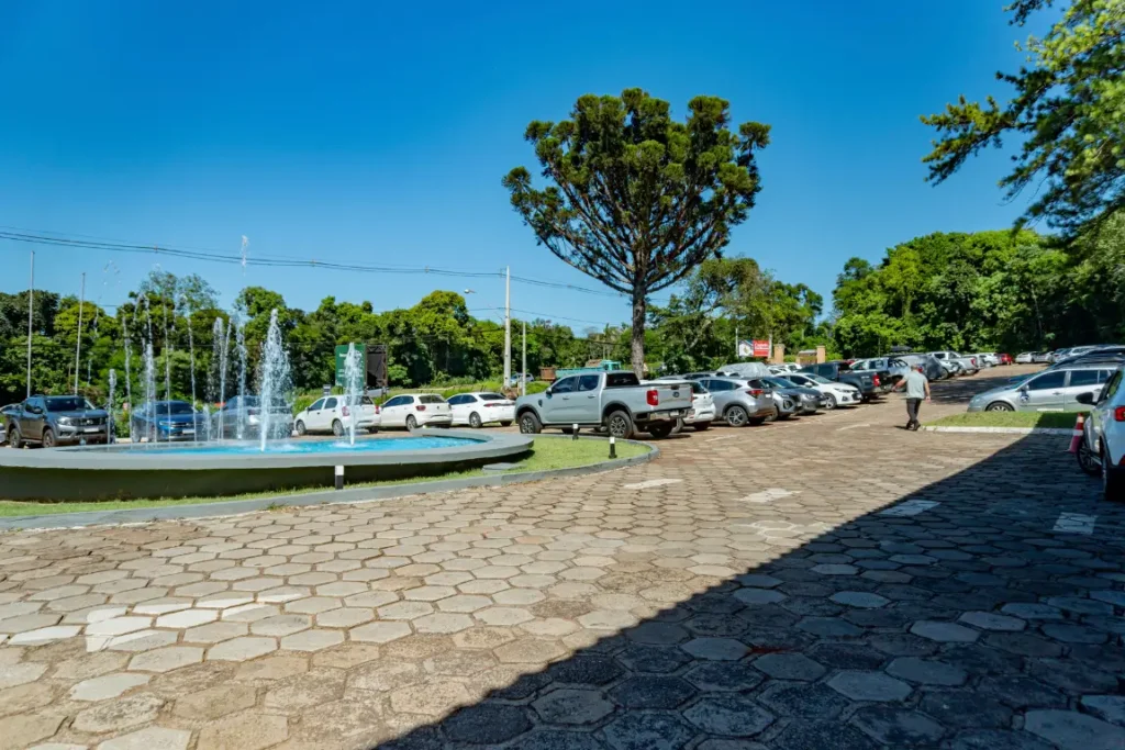 Fonte ornamental no estacionamento do Hotel Colonial Iguaçu em Foz do Iguaçu