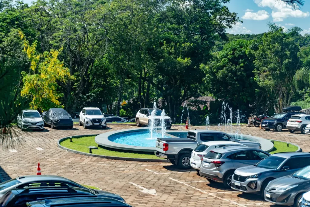 Estacionamento do Hotel Colonial Iguaçu em Foz do Iguaçu com fonte central e área verde