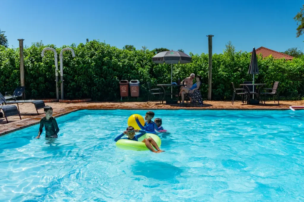 Família aproveitando a piscina do Hotel Colonial Iguaçu em Foz do Iguaçu