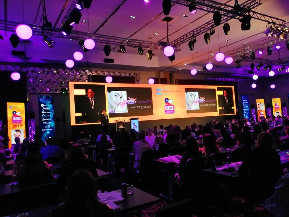 Congresso CONTOX de harmonização facial e estética com palestras e público em Foz do Iguaçu