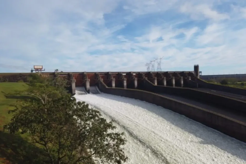 Vista da barragem da Itaipu Binacional com água sendo liberada em Foz do Iguaçu
