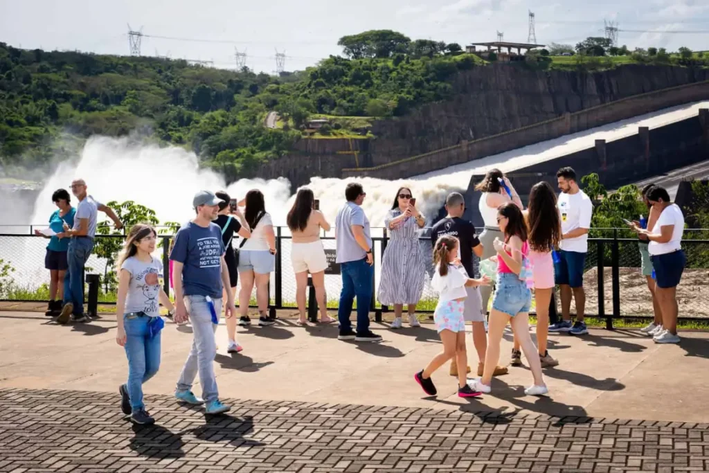 Visitantes observando a barragem da Itaipu Binacional em Foz do Iguaçu