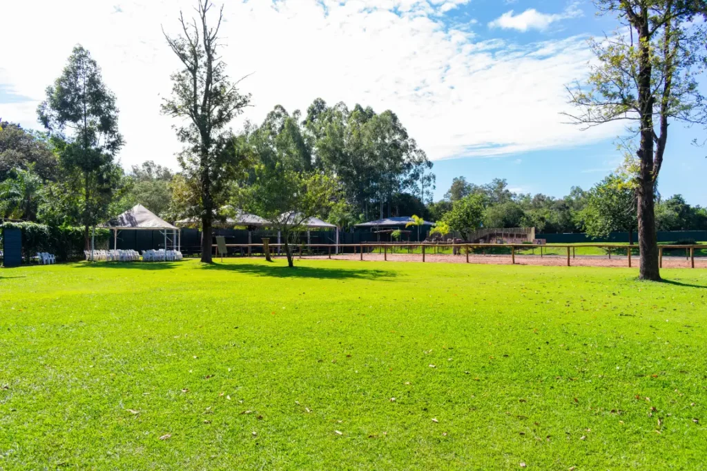 Área verde ampla do Eco Park Foz em Foz do Iguaçu