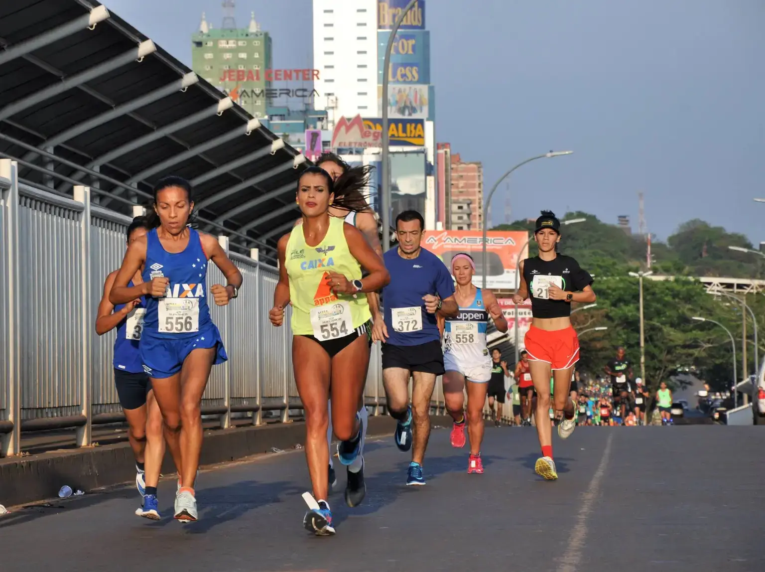 Corredores participando da Meia Maratona das Três Fronteiras em percurso internacional entre Paraguai, Brasil e Argentina