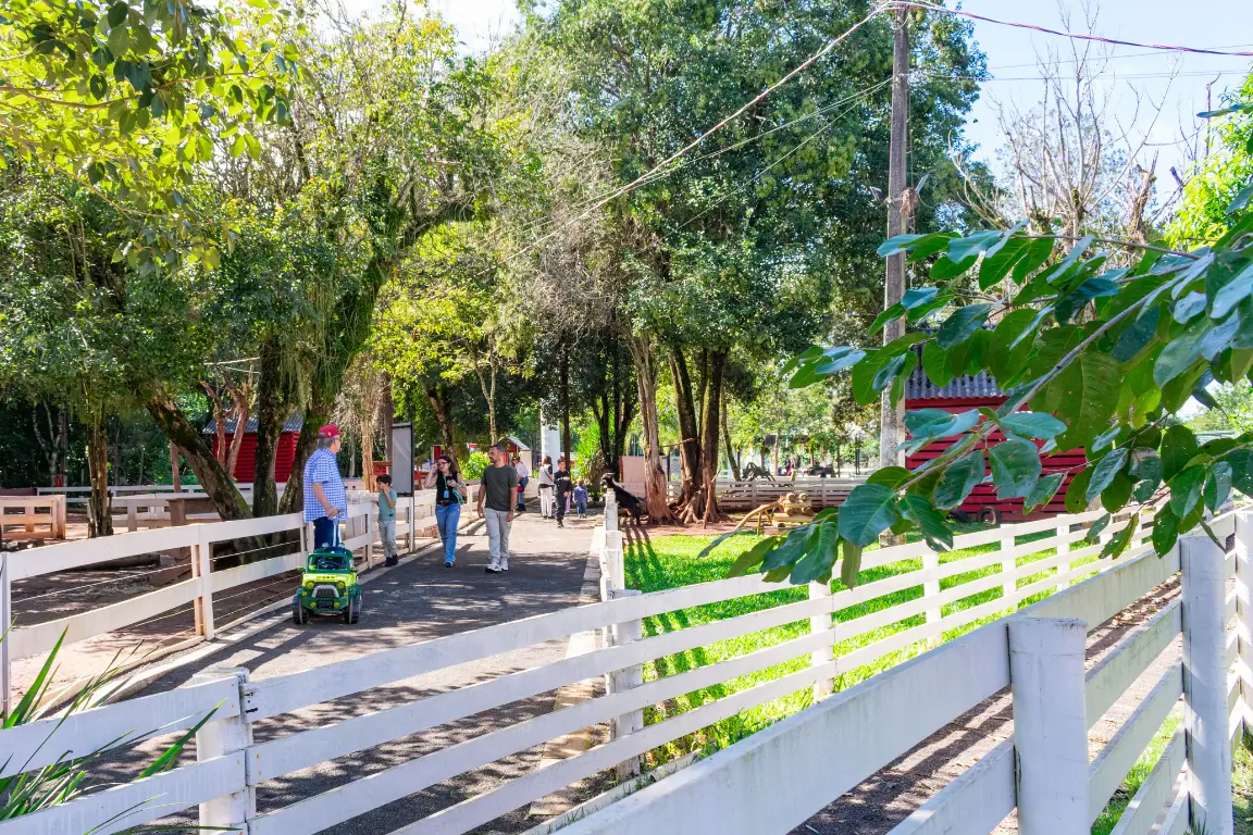 Família caminhando por trilha arborizada no Eco Park Foz em Foz do Iguaçu