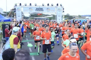 Corredor na Maratona Internacional de Foz do Iguaçu 2026 com as Cataratas ao fundo